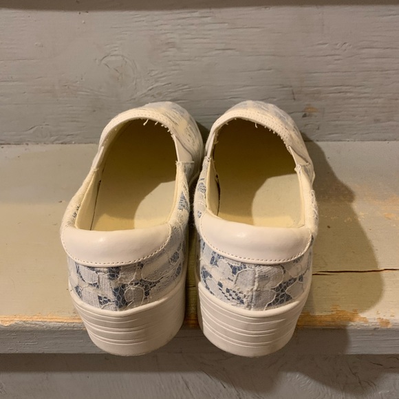 Beautiful lace sneakers - Picture 3 of 3